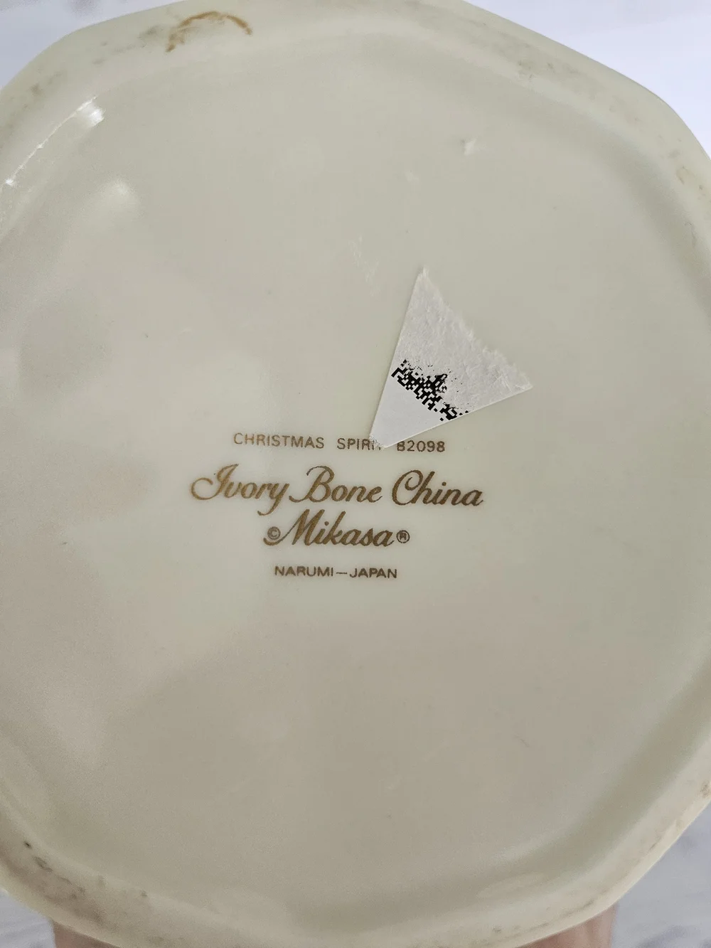 Mikasa Cream Ceramic Scalloped Holiday Vase with Gold Trim